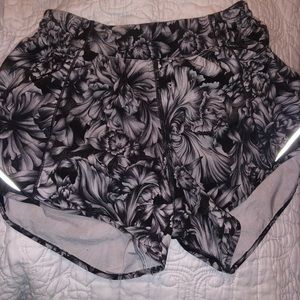 lululemon hotty hot shorts size 6 tall